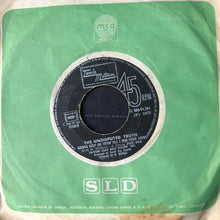 Load image into Gallery viewer, The Undisputed Truth : Gonna Keep On Tryin' Till I Win Your Love / Mama I Gotta Brand New Thing (7")
